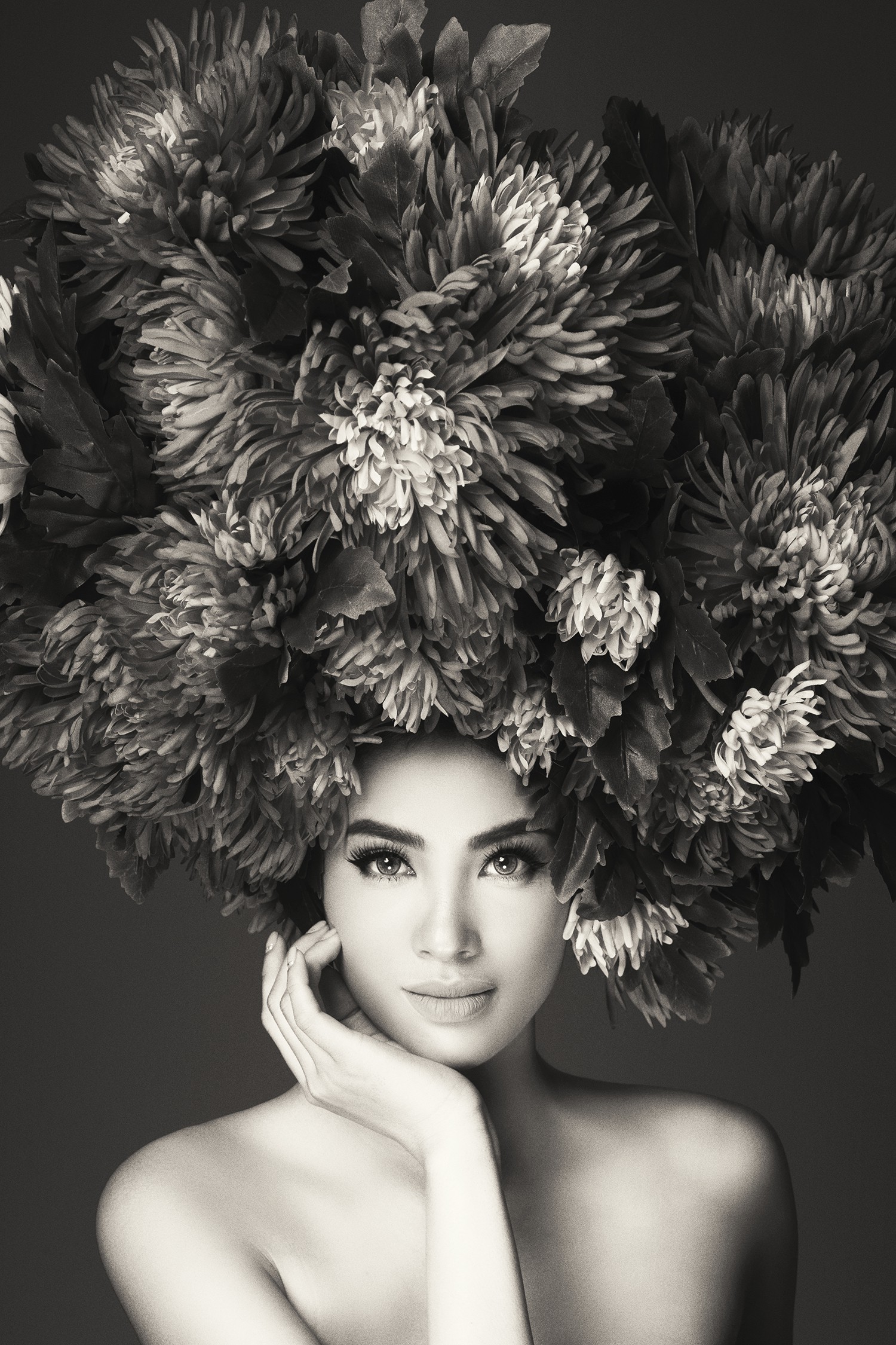 Hà Tăng vai trần, Kỳ Duyên cùng loạt mỹ nhân Việt khác trút bỏ xiêm y trong bộ ảnh của NTK Đỗ Mạnh Cường